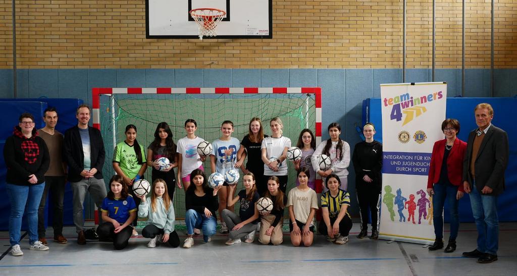 Lions unterstützen die Theeltalschule Lebach bei einem sportlichen Projekt – Fußball-AG für Mädchen